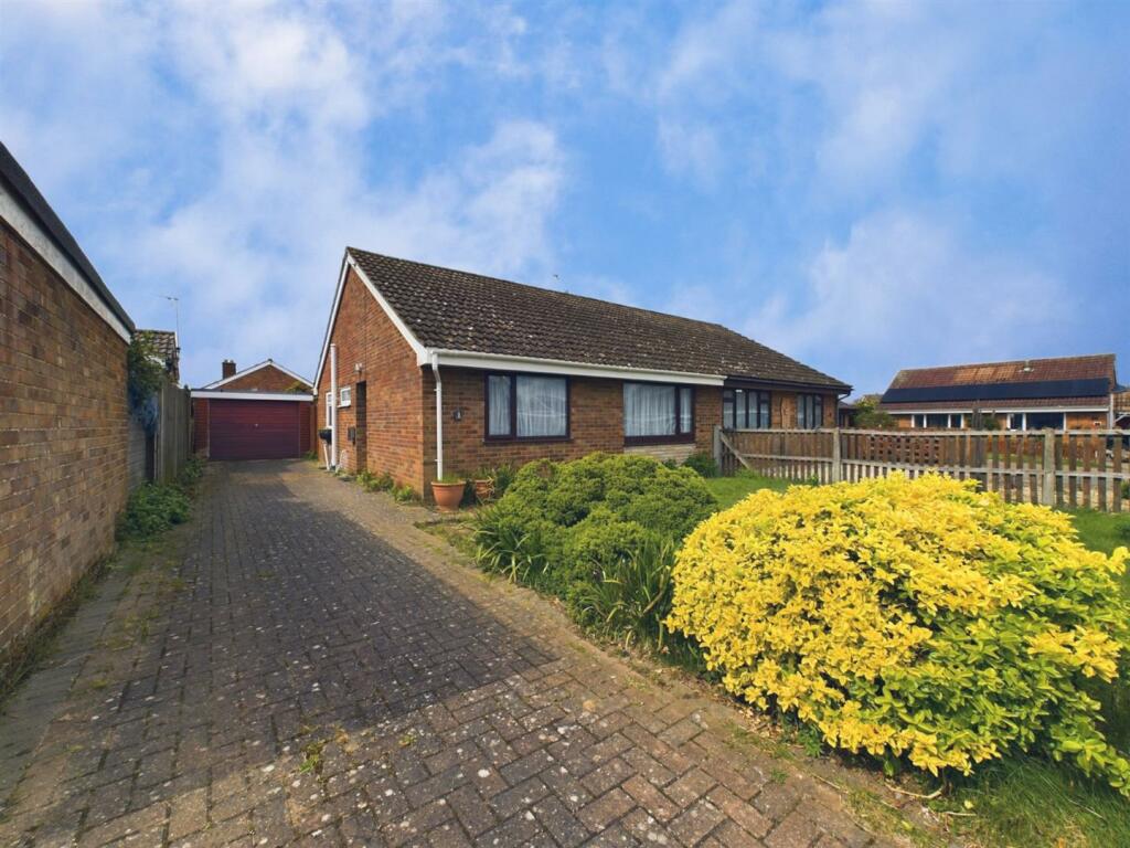 2 bedroom semidetached bungalow for sale in Geddes Way, Mattishall, NR20