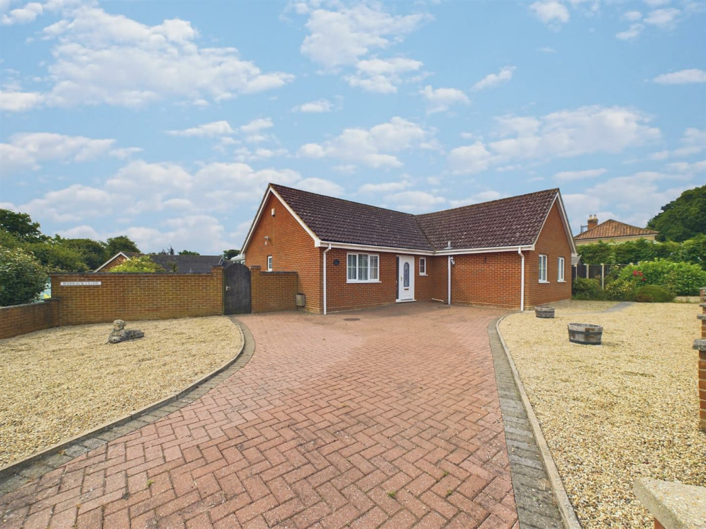 4 bedroom detached bungalow for sale in Barrack Close, East Tuddenham, NR20