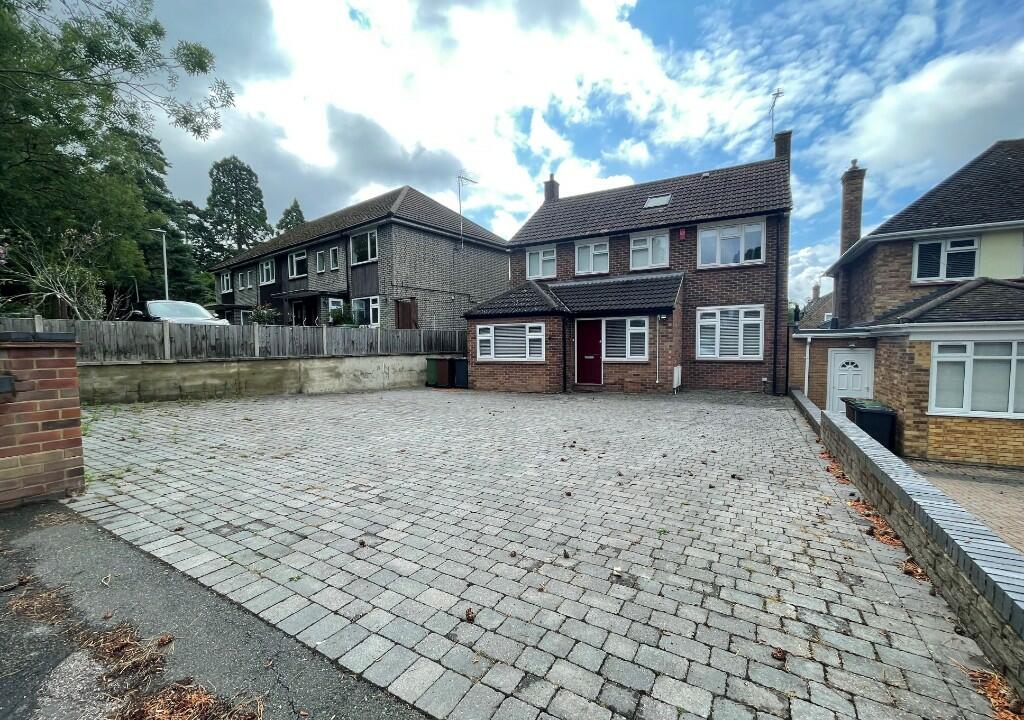 4 bedroom detached house for sale in Church Road, Potters Bar