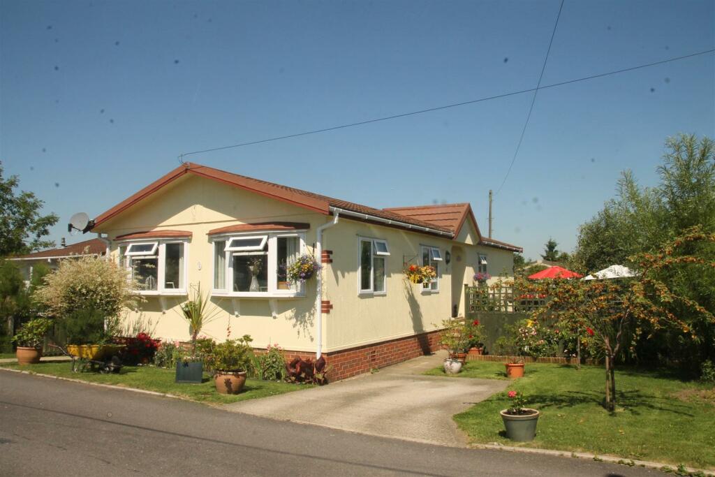 2 bedroom park home for sale in Cranbourne Hall Park, Winkfield