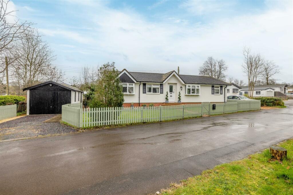2 bedroom mobile home for sale in The Elms, Warfield Park, Bracknell, RG42