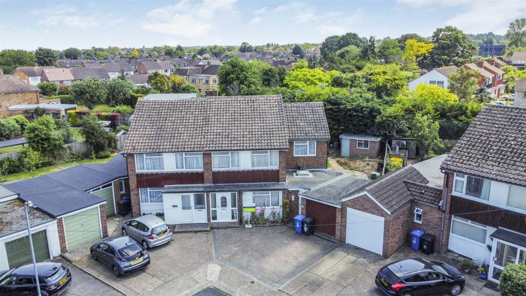 4 bedroom semidetached house for sale in Bradshaw Close, Windsor, SL4