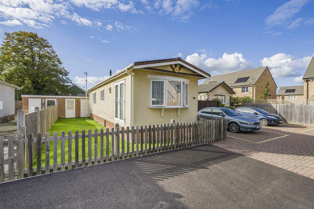 2 bedroom mobile home for sale in Cartle Fram Leigh Square, Windsor, SL4