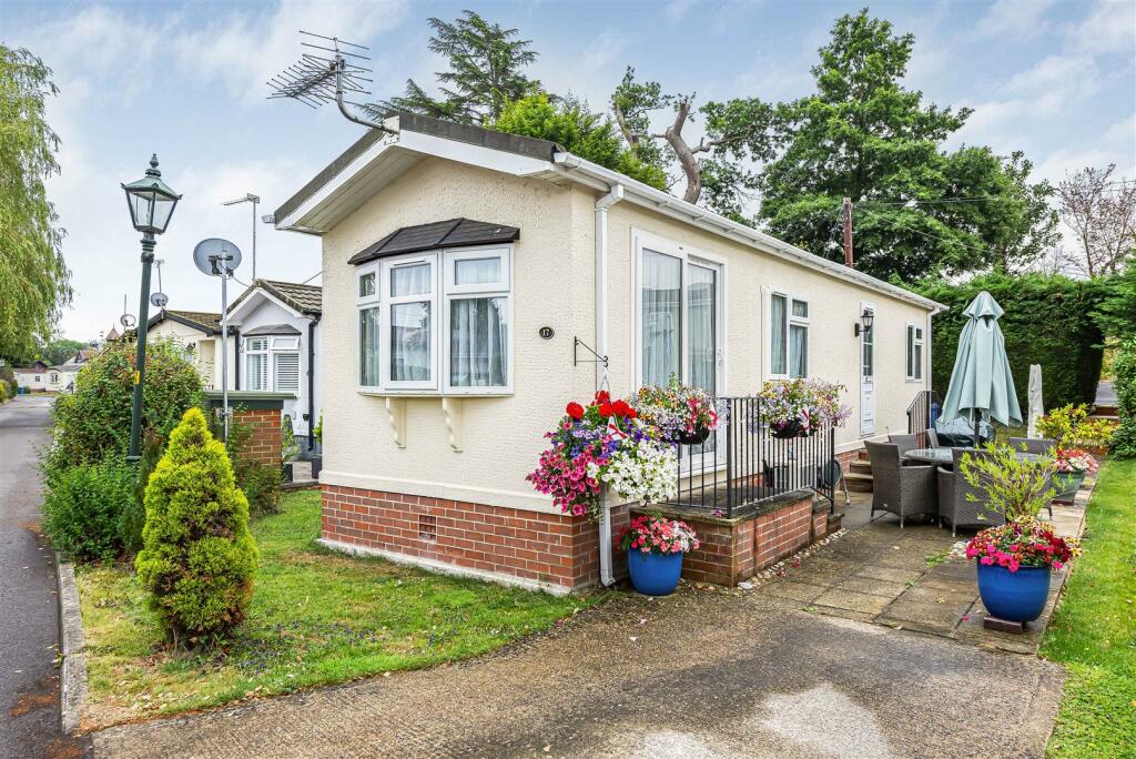 2 bedroom mobile home for sale in Willows Riverside Park, Windsor, SL4