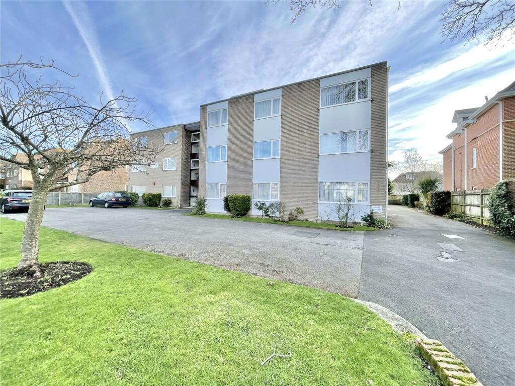 2 bedroom apartment for sale in Lymington Road, Highcliffe On Sea