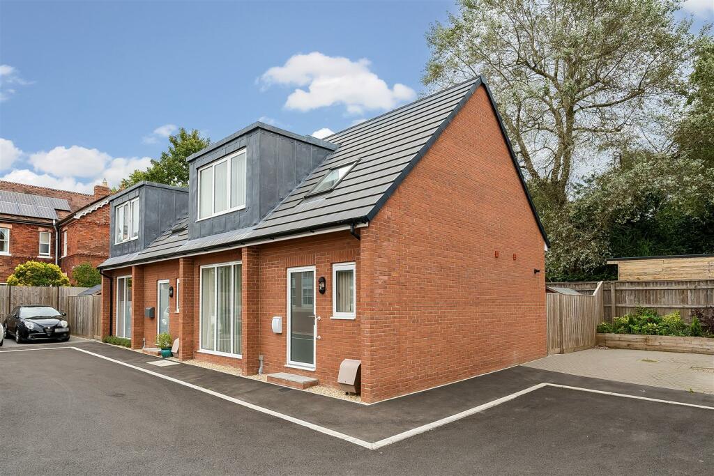 2 bedroom semidetached house for sale in Bath Road, Devizes, SN10