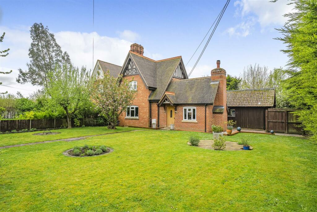 3 bedroom semidetached house for sale in High Street, Rowde, Devizes, SN10