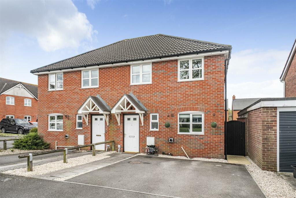 3 bedroom semidetached house for sale in Mead Close, Potterne, SN10