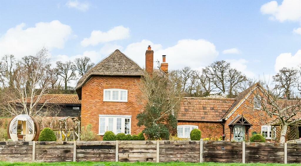 3 bedroom detached house for sale in Potterne Wick, Potterne, SN10