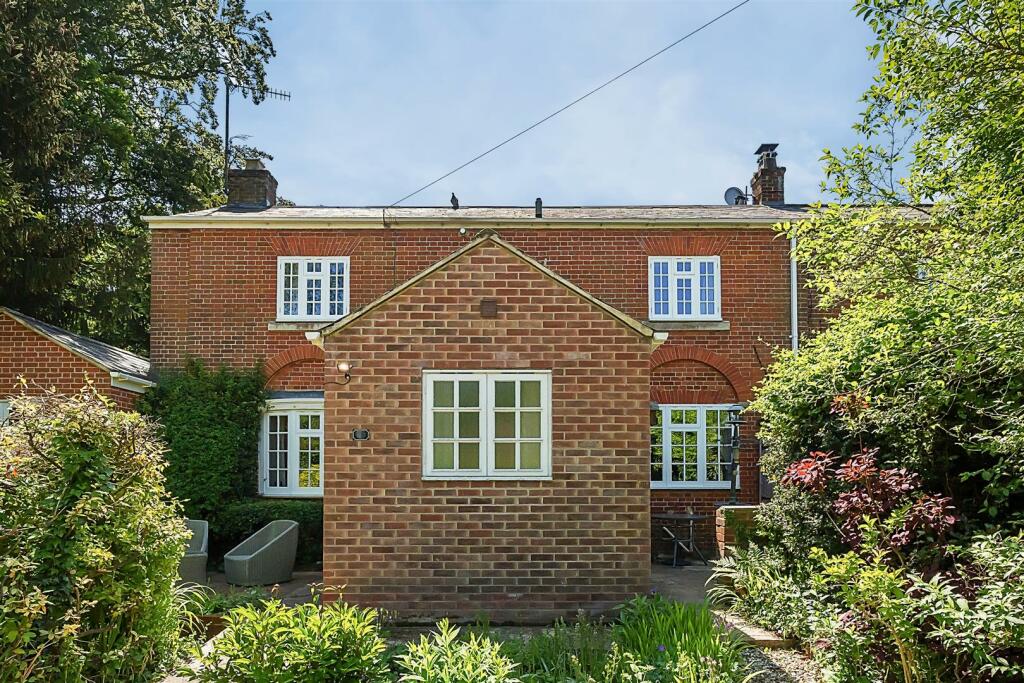 2 bedroom end of terrace house for sale in Dauntsey Court, West