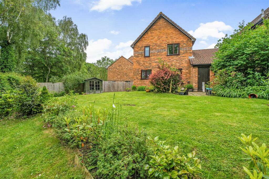 3 bedroom detached house for sale in Francis Road, Market Lavington