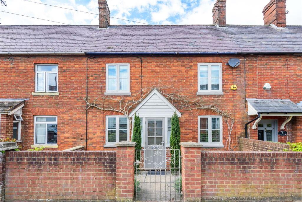 3 bedroom terraced house for sale in High Street, Market Lavington, SN10