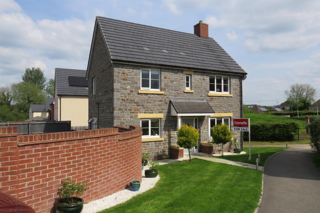 3 bedroom detached house for sale in Falcon Road, Charfield, Wotton