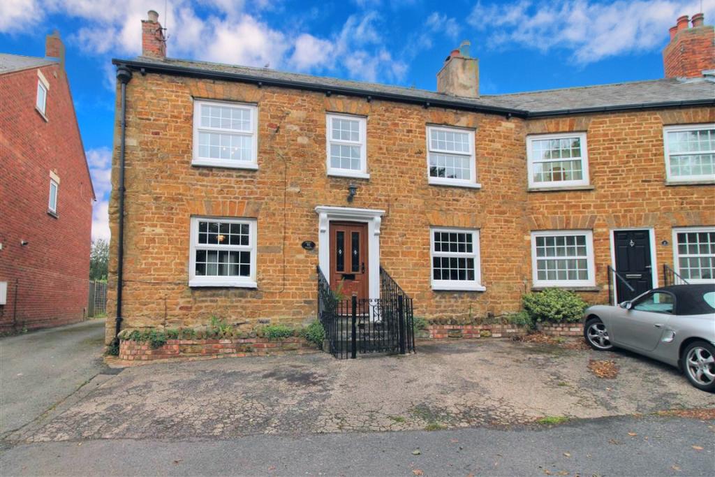 3 bedroom end of terrace house for sale in Kettering Road, Rothwell