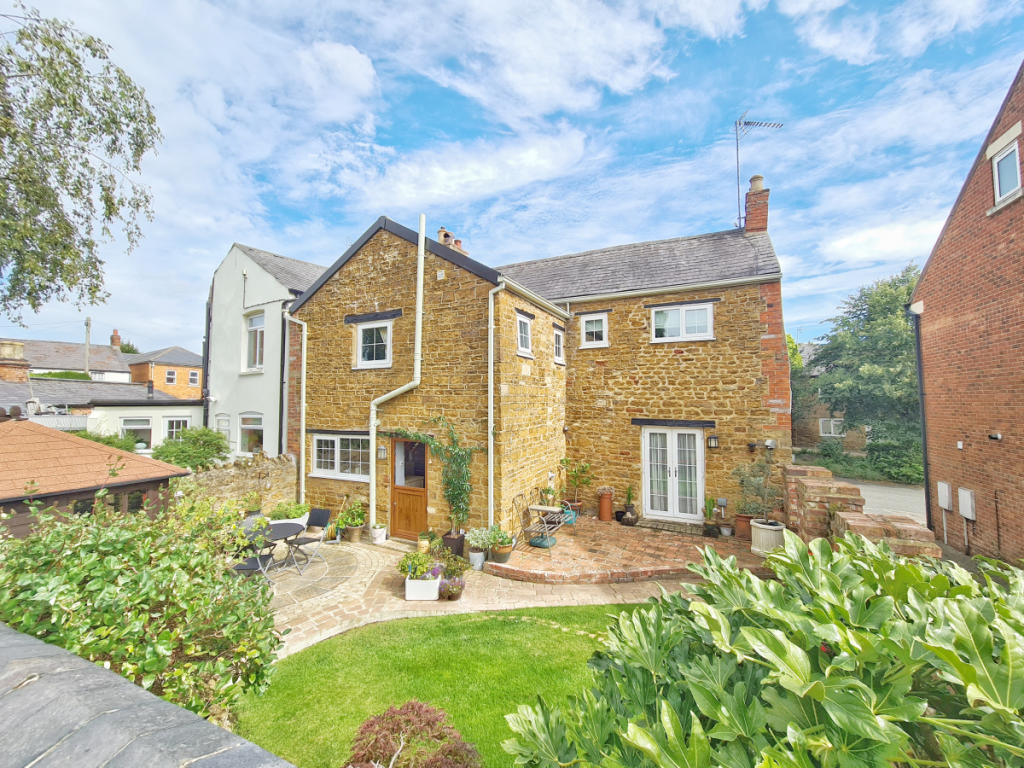 3 bedroom end of terrace house for sale in Kettering Road, Rothwell