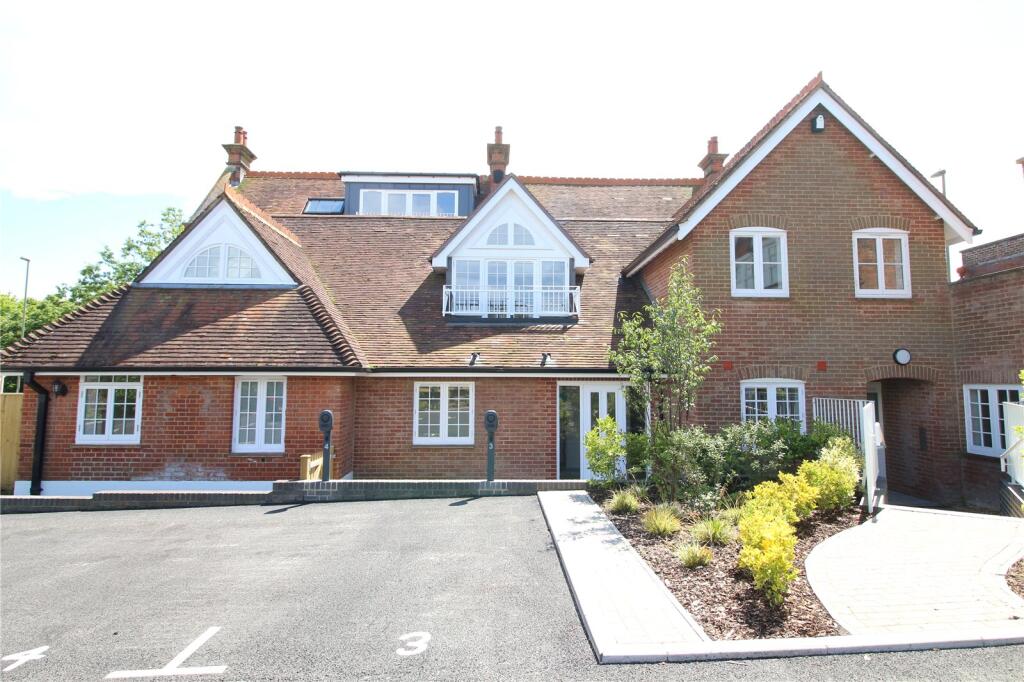 Main image of property: The George, Christchurch Road, New Milton, Hampshire, BH25