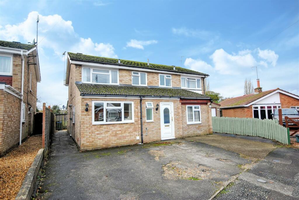 3 bedroom semidetached house for sale in Berry Way, Newton Longville