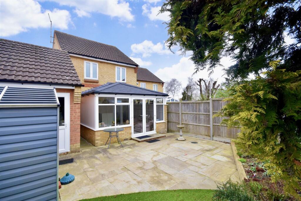 3 bedroom detached house for sale in The Chilterns, Leighton Buzzard
