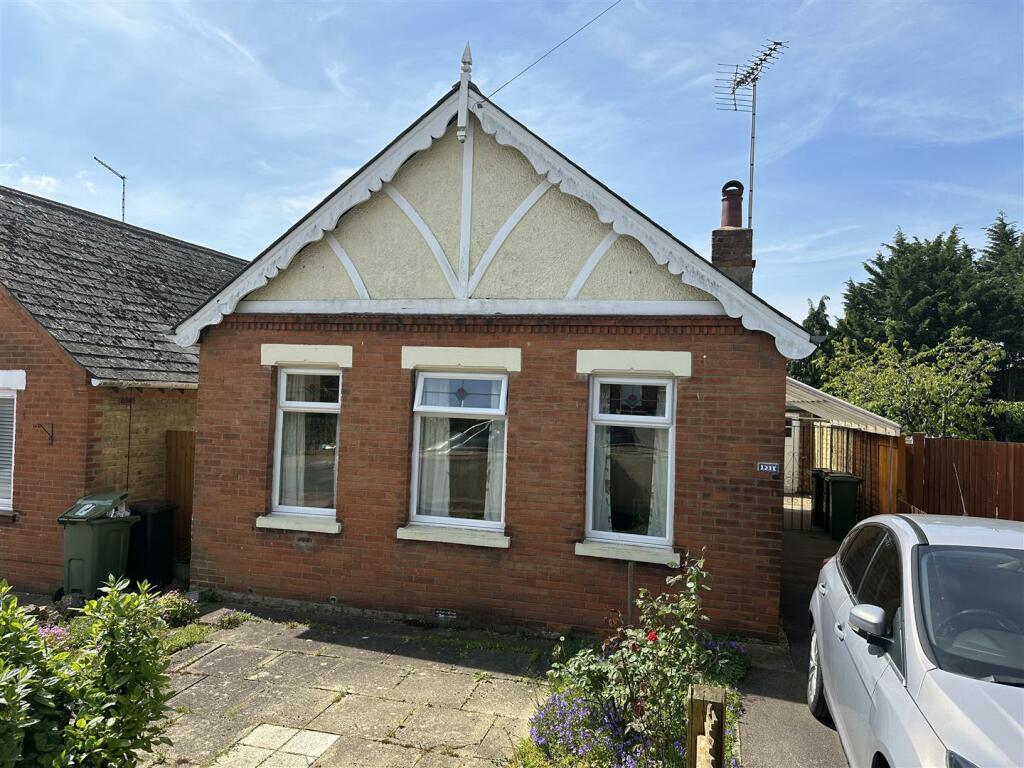 2 bedroom bungalow for sale in Hackney Road, Maidstone, ME16