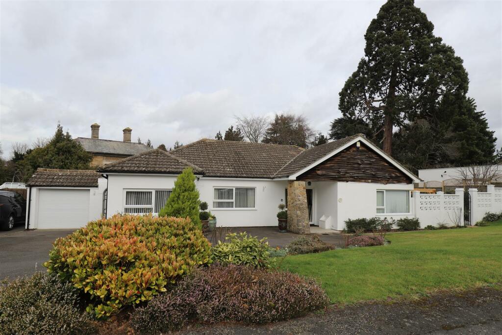 4 bedroom bungalow for sale in Priory Close, East Farleigh, Maidstone, ME15
