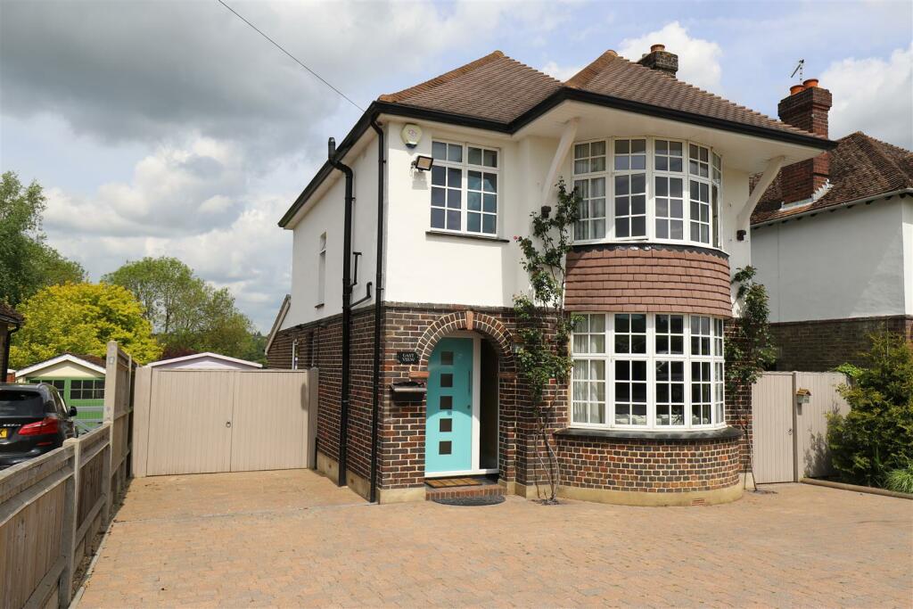 3 bedroom detached house for sale in Lower Road East Farleigh