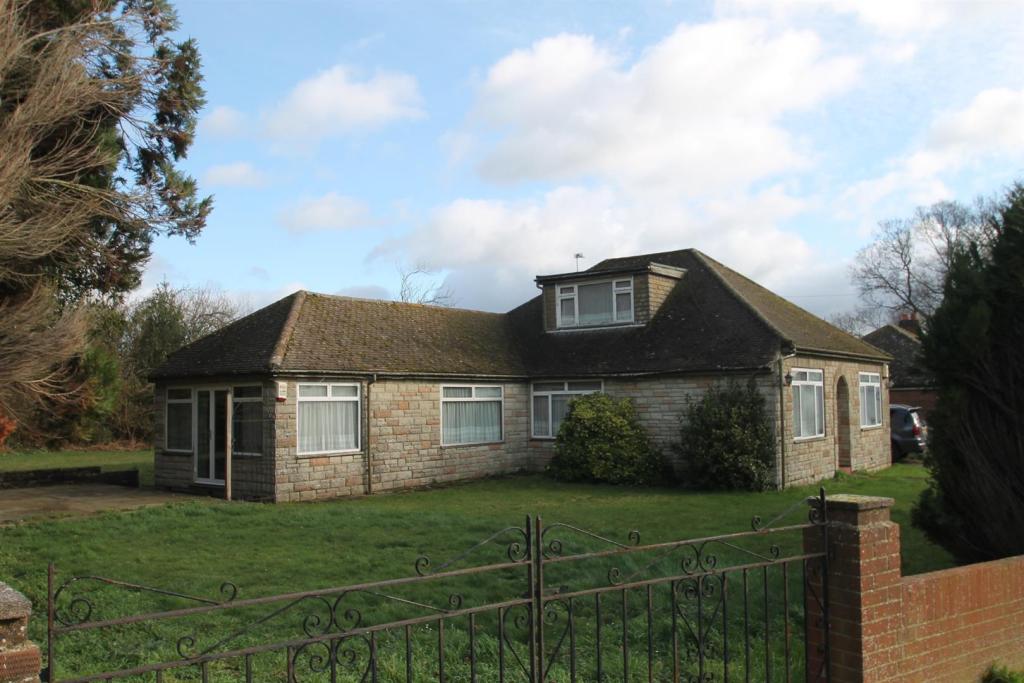 4 bedroom bungalow for sale in Leybourne, West Malling, ME19