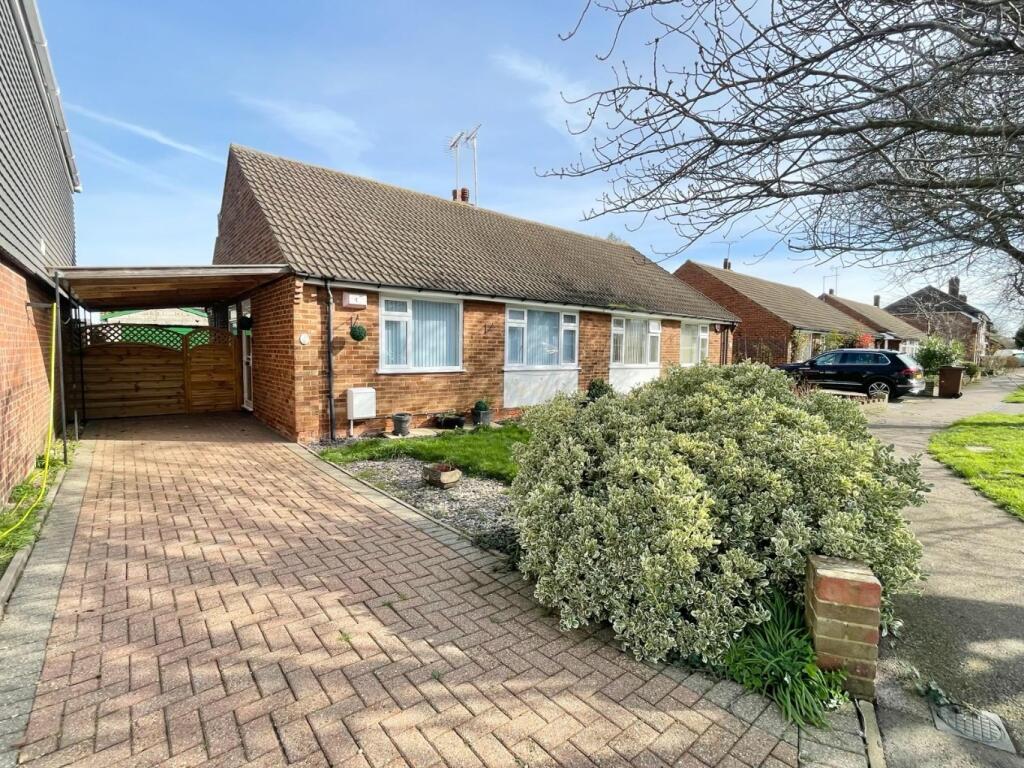 2 bedroom semidetached bungalow for sale in Parkfield Road, Rainham,, ME8