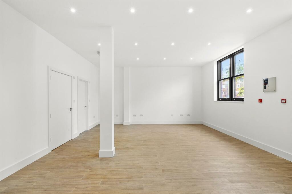 Commercial property for rent in Harrow Road, College Park, London, NW10