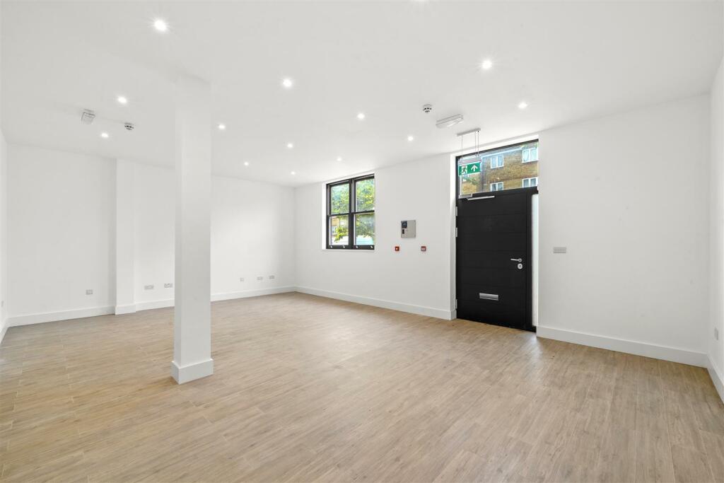 Commercial property for rent in Harrow Road, College Park, London, NW10