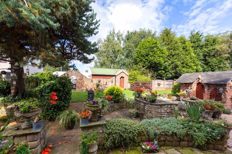 5 bedroom detached house for sale in Heskin Farm, School Lane