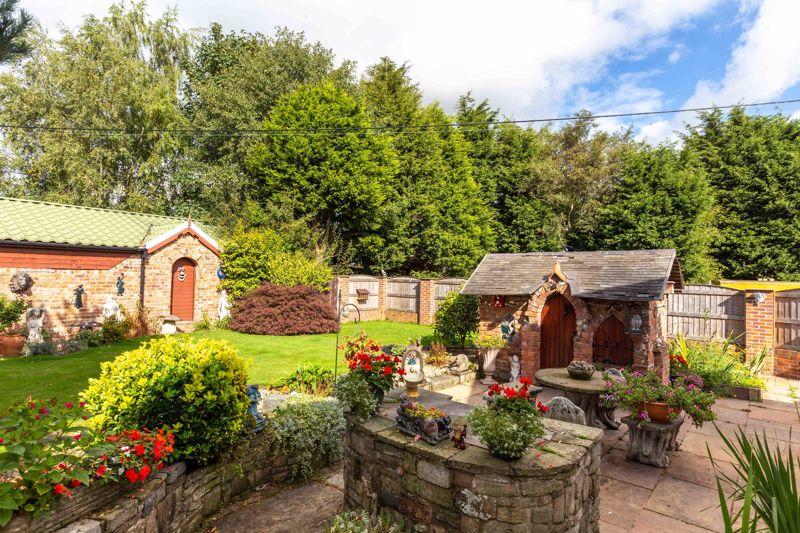 5 bedroom detached house for sale in Heskin Farm, School Lane