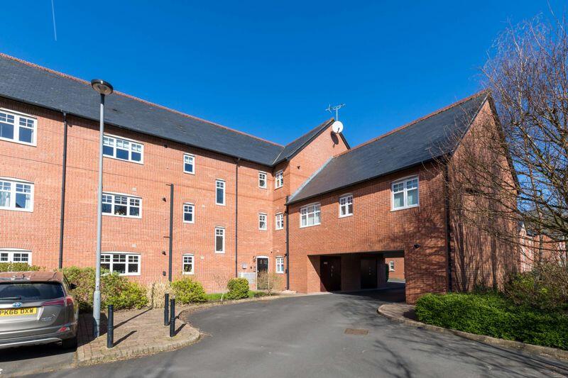2 bedroom flat for sale in Alden Close, Standish, WN1 2TS, WN1