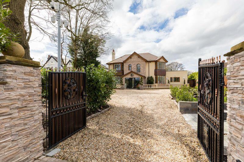 5 bedroom detached house for sale in 125 Preston Road, WhittleLeWoods