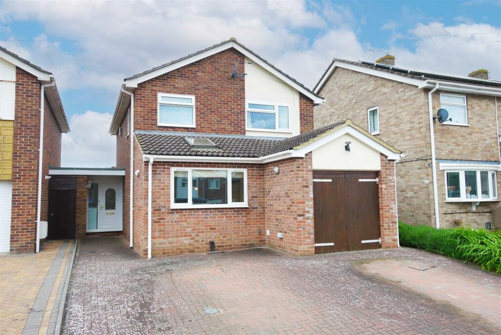 4 bedroom link detached house for sale in Brinkinfield Road, Chalgrove