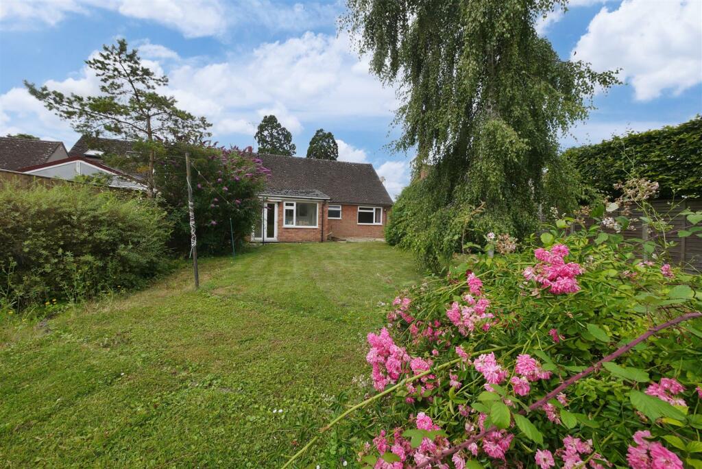 2 bedroom semidetached bungalow for sale in Thame Road, Warborough, OX10