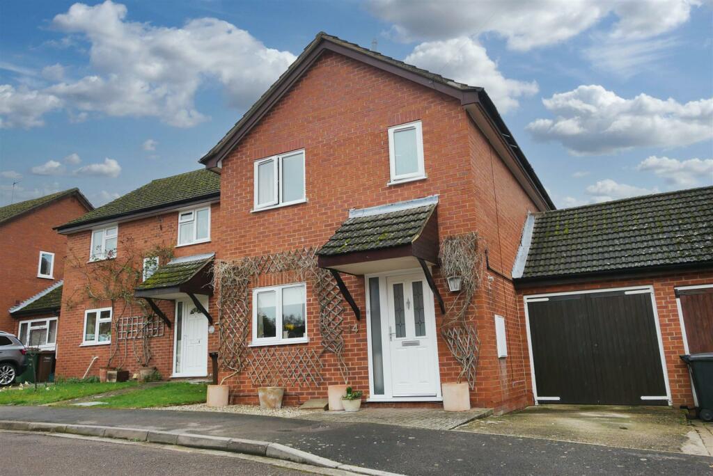 3 bedroom link detached house for sale in Kings Orchard, BrightwellCum