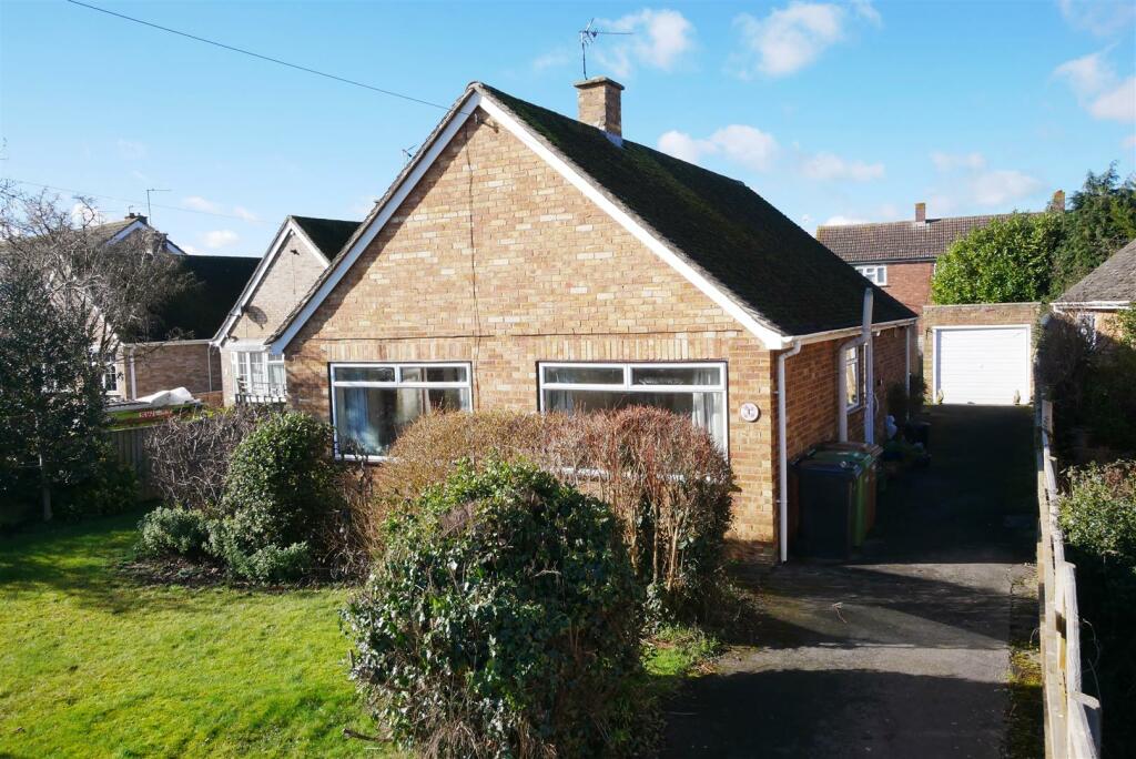 2 bedroom detached bungalow for sale in Cinnamon Close, Chalgrove, OX44
