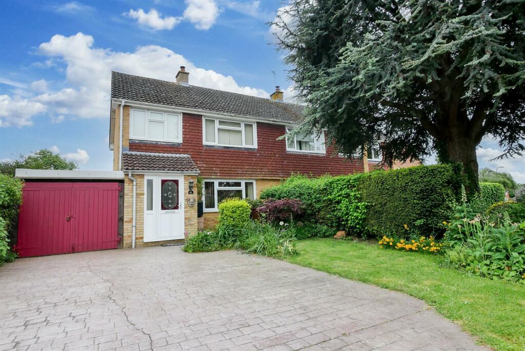 3 bedroom semidetached house for sale in Fir Tree Avenue, Wallingford