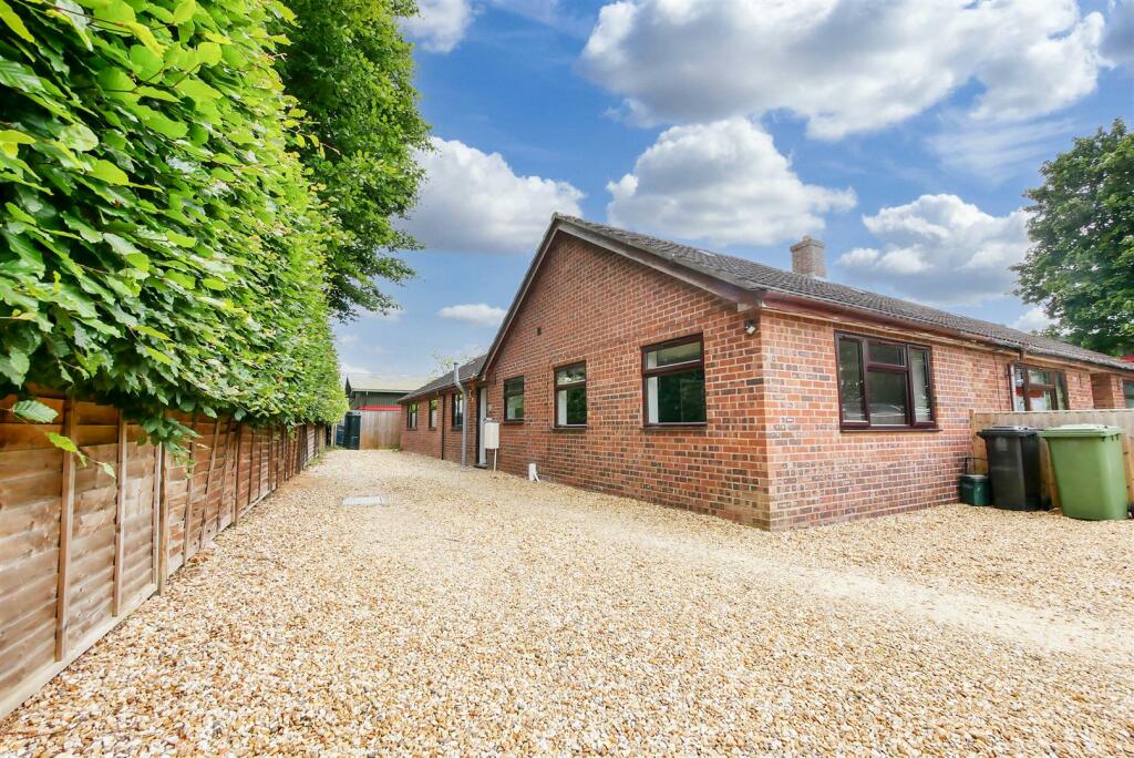 3 bedroom semidetached bungalow for rent in Warpsgrove Lane, Chalgrove