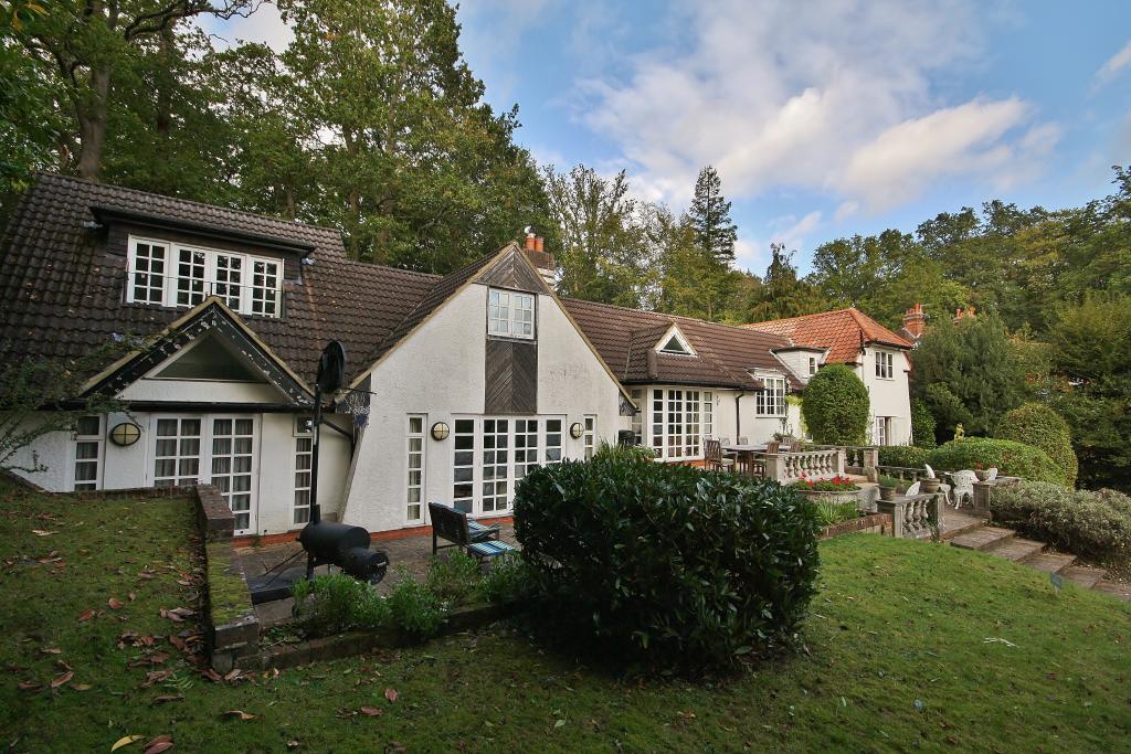 6 bedroom detached house for sale in Hook Heath Road, Hook Heath