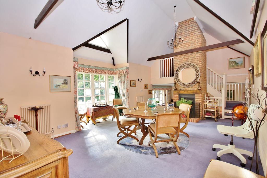 6 bedroom detached house for sale in Hook Heath Road, Hook Heath