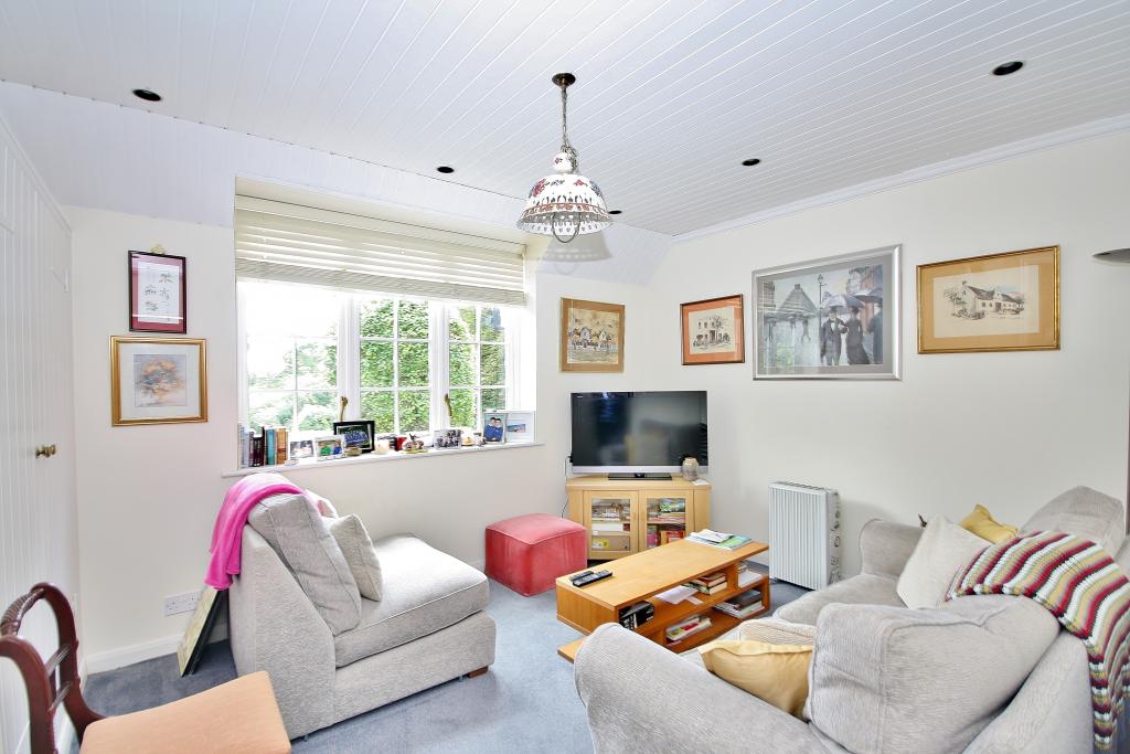 6 bedroom detached house for sale in Hook Heath Road, Hook Heath