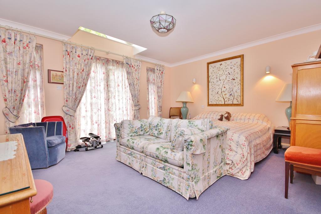 6 bedroom detached house for sale in Hook Heath Road, Hook Heath