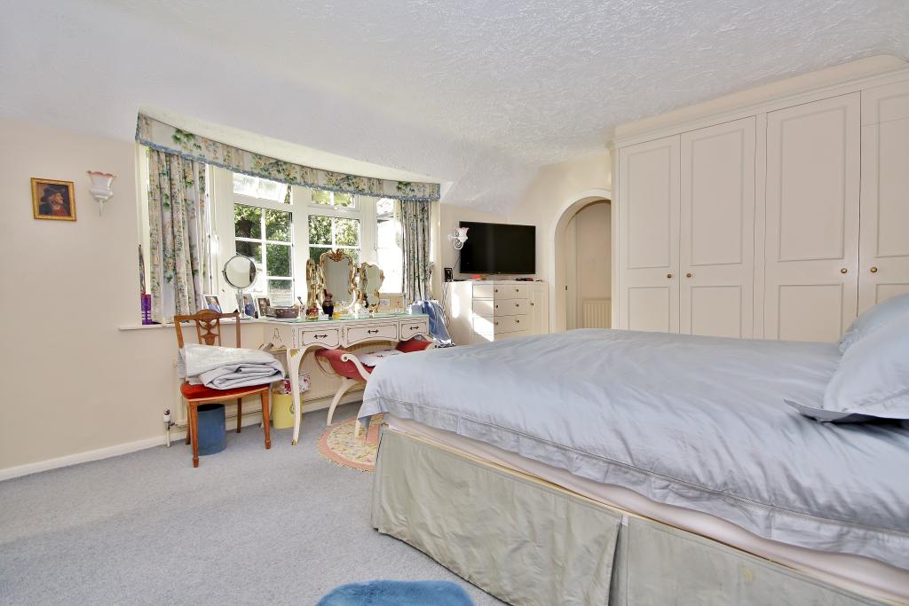 6 bedroom detached house for sale in Hook Heath Road, Hook Heath