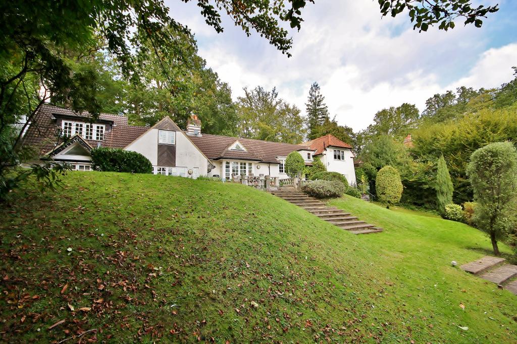 6 bedroom detached house for sale in Hook Heath Road, Hook Heath