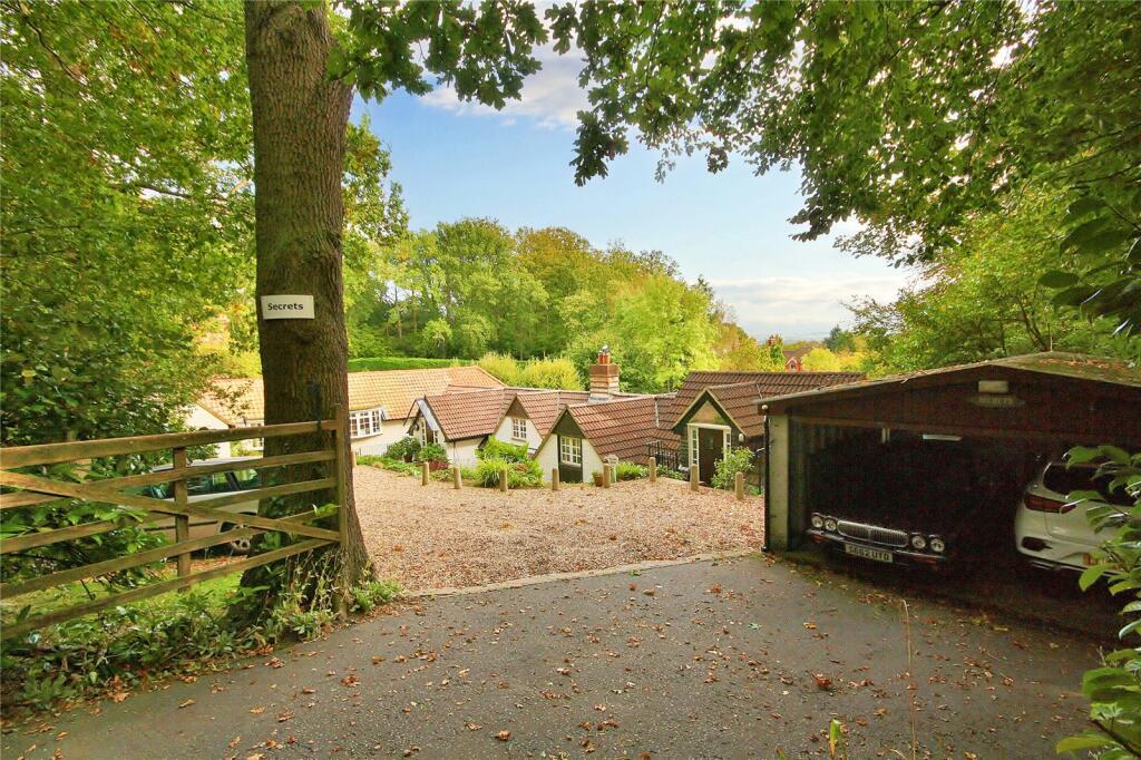 6 bedroom detached house for sale in Hook Heath Road, Hook Heath