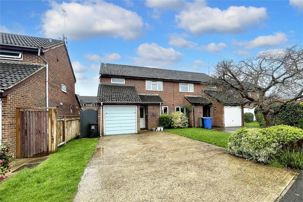 3 bedroom semidetached house for sale in Eastmead, Goldsworth Park