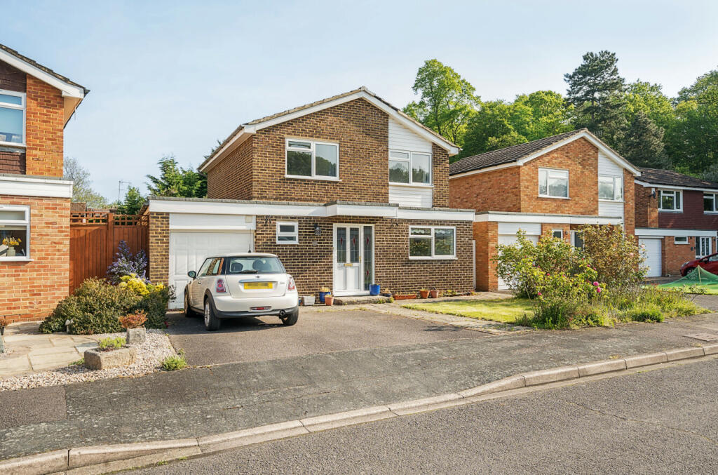4 bedroom detached house for sale in Ravens Close, Knaphill, Woking