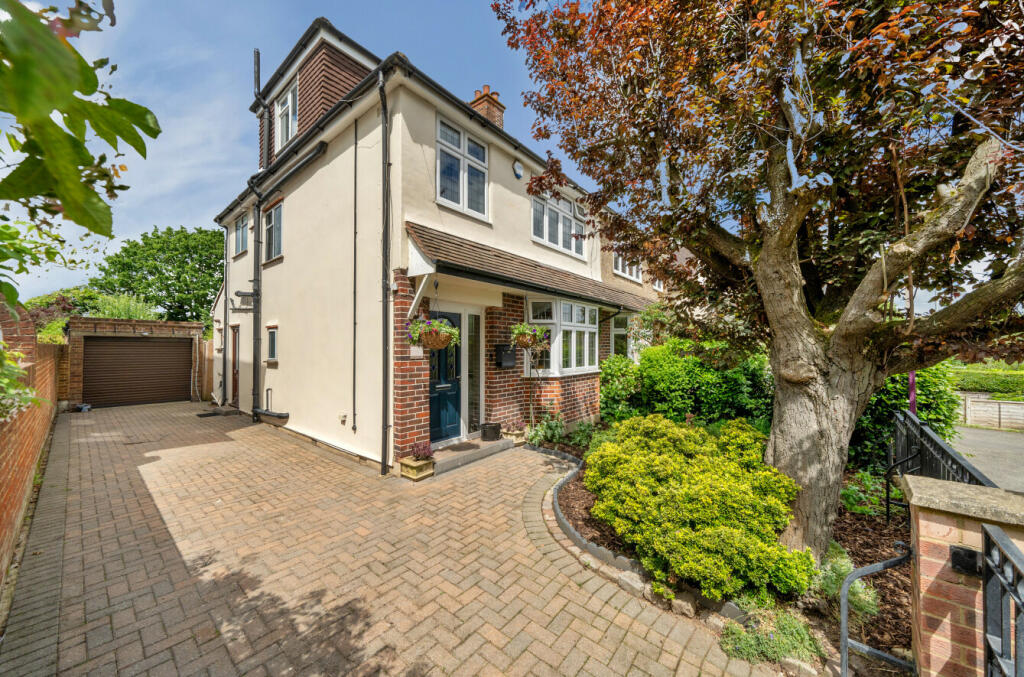 4 bedroom semidetached house for sale in Spinney Hill, Addlestone