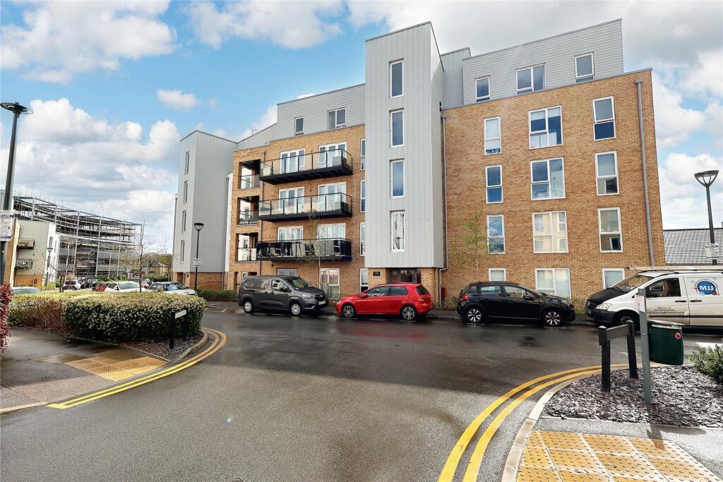 1 bedroom apartment for sale in Hawker Drive, Addlestone, Surrey, KT15